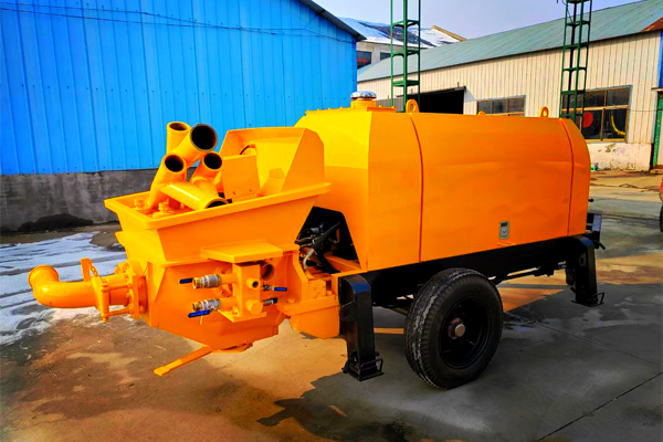 What inspections should be done before the concrete pump is operated？